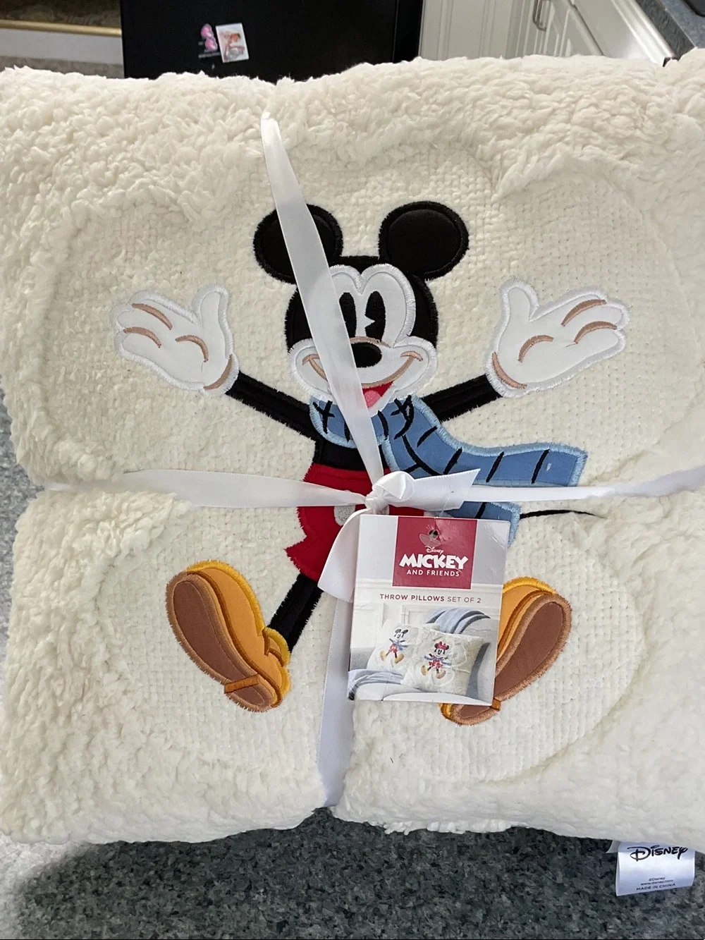 ⛄️ Disney Throw pillows set of two. Mickey and Minnie. New!